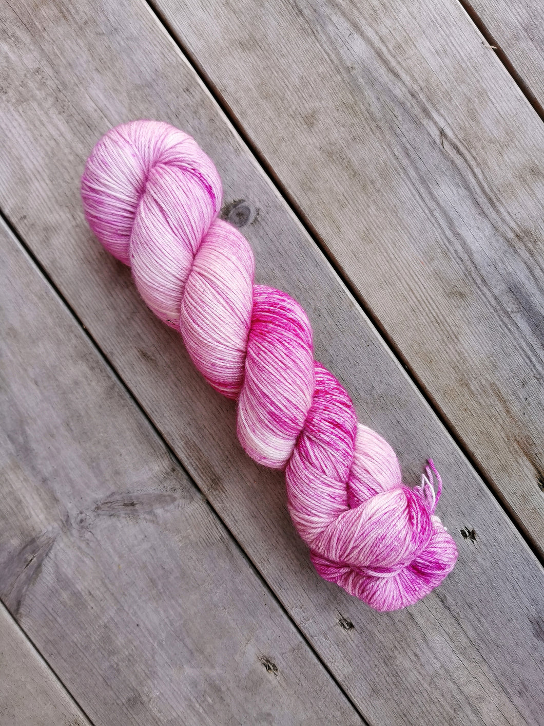 Rosa med spetter